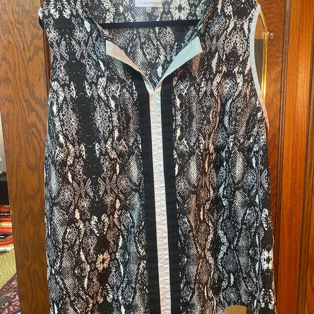 Calvin Klein Gray and Black Sleeveless Buttoned Blouse 2 X